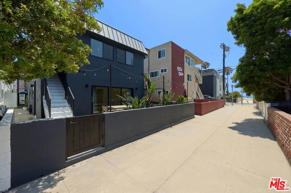 18 24th Avenue Venice, CA 90291