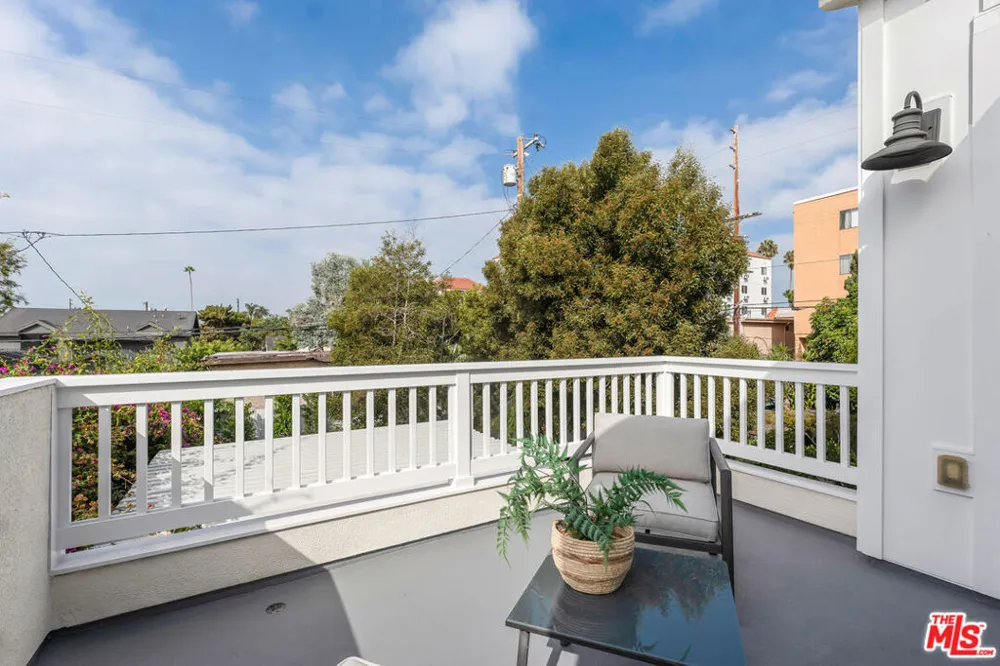 2421 Louella Avenue Los Angeles, CA 90291
