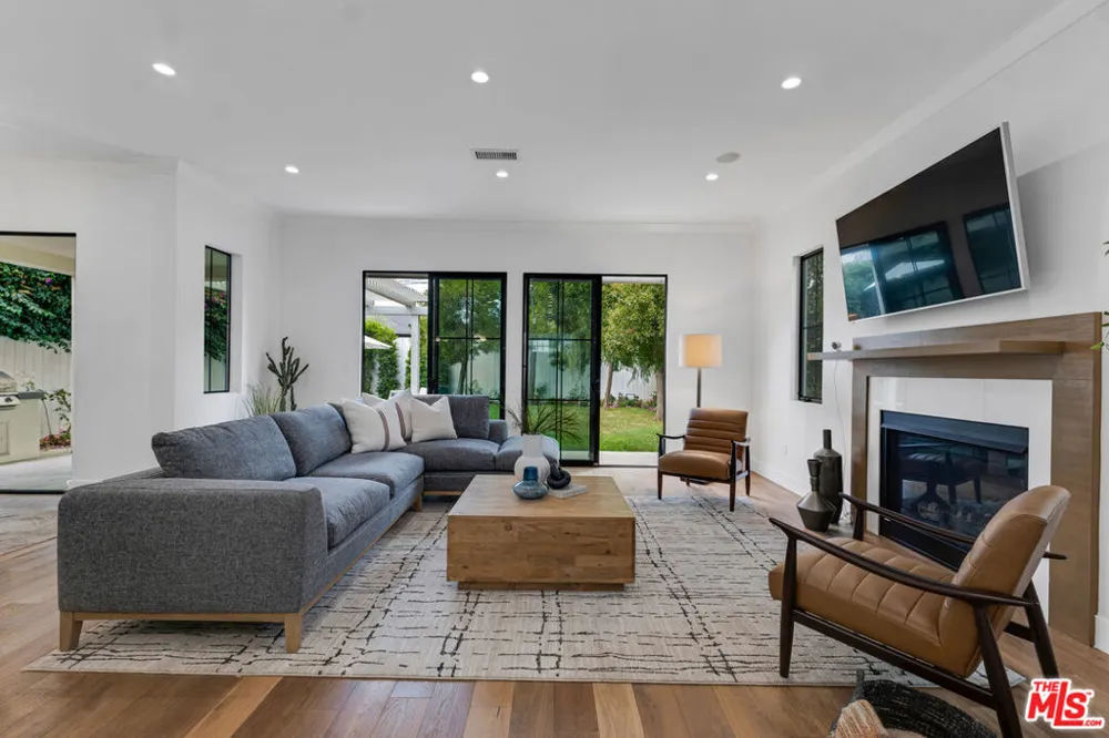 2421 Louella Avenue Los Angeles, CA 90291