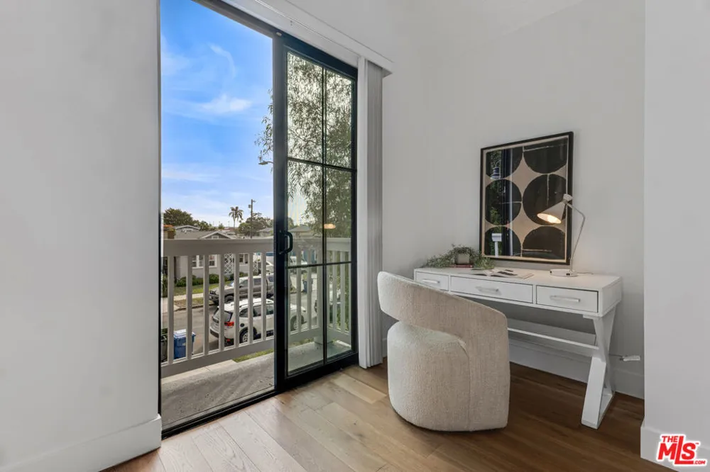 2421 Louella Avenue Los Angeles, CA 90291