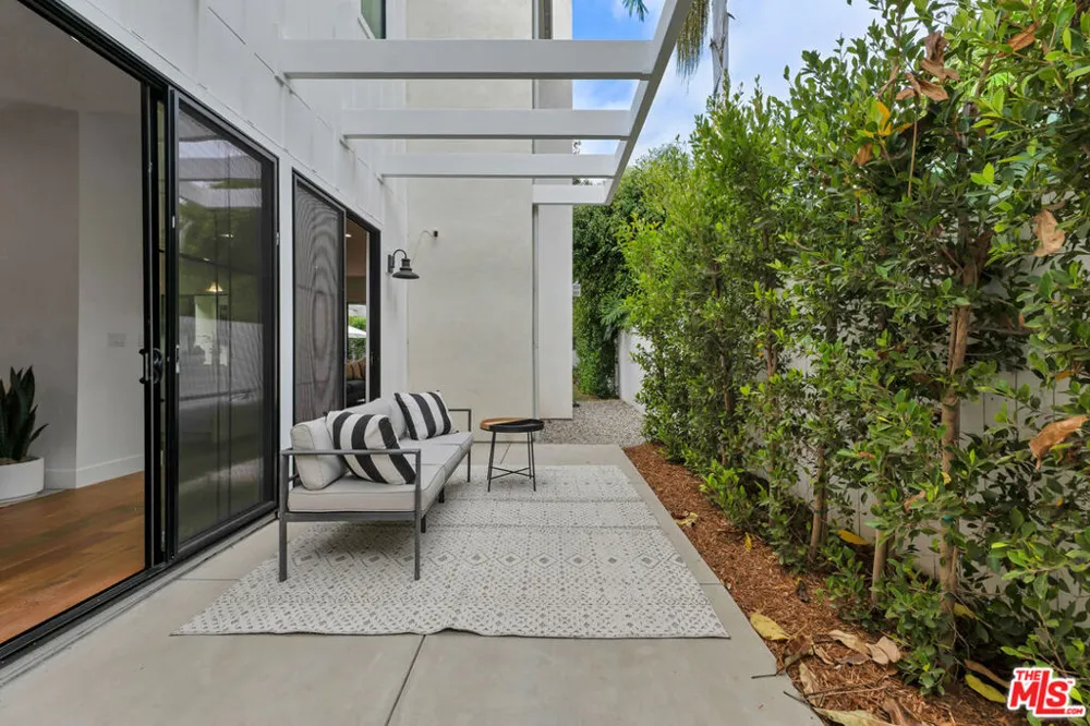 2421 Louella Avenue Los Angeles, CA 90291