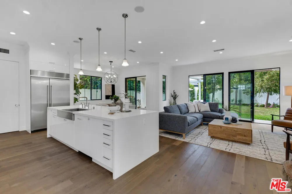 2421 Louella Avenue Los Angeles, CA 90291