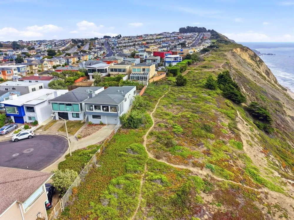 60 Roslyn Court Daly City, CA 94015