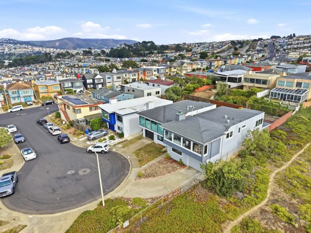 60 Roslyn Court Daly City, CA 94015