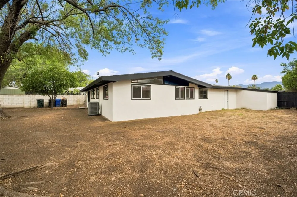663 E Margarita Rialto, CA 92376