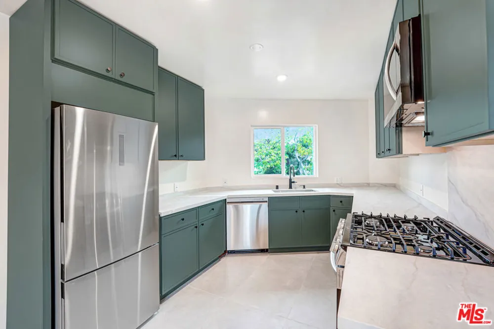 16185 W Sunset Blvd #3 Pacific Palisades, CA 90272