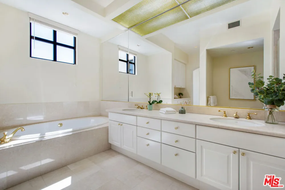 11847 Gorham Avenue #403 Los Angeles, CA 90049