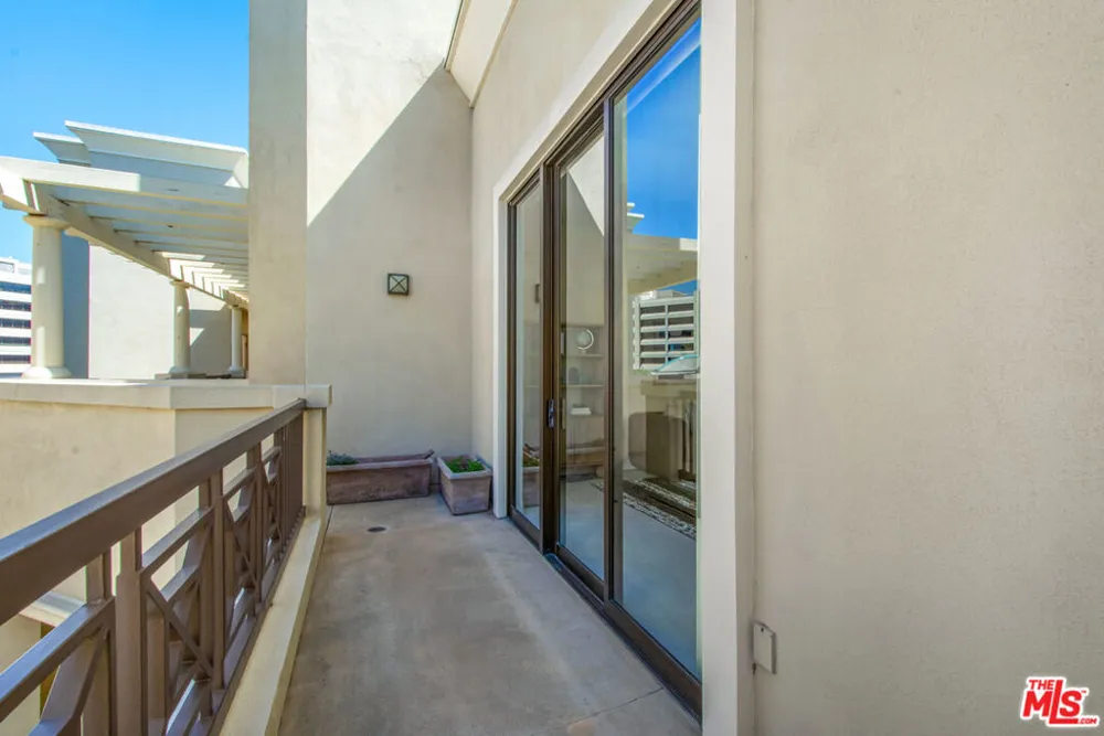 11847 Gorham Avenue #403 Los Angeles, CA 90049