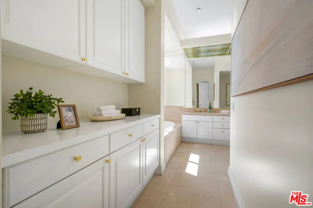 11847 Gorham Avenue #403 Los Angeles, CA 90049