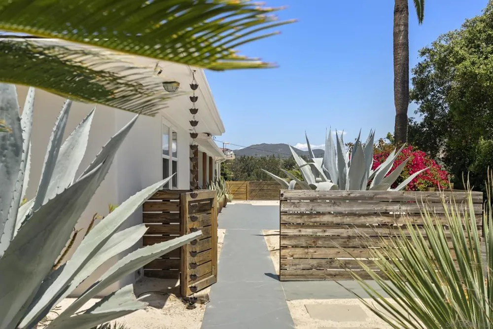 1326 Alta Vista Dr Vista, CA 92084
