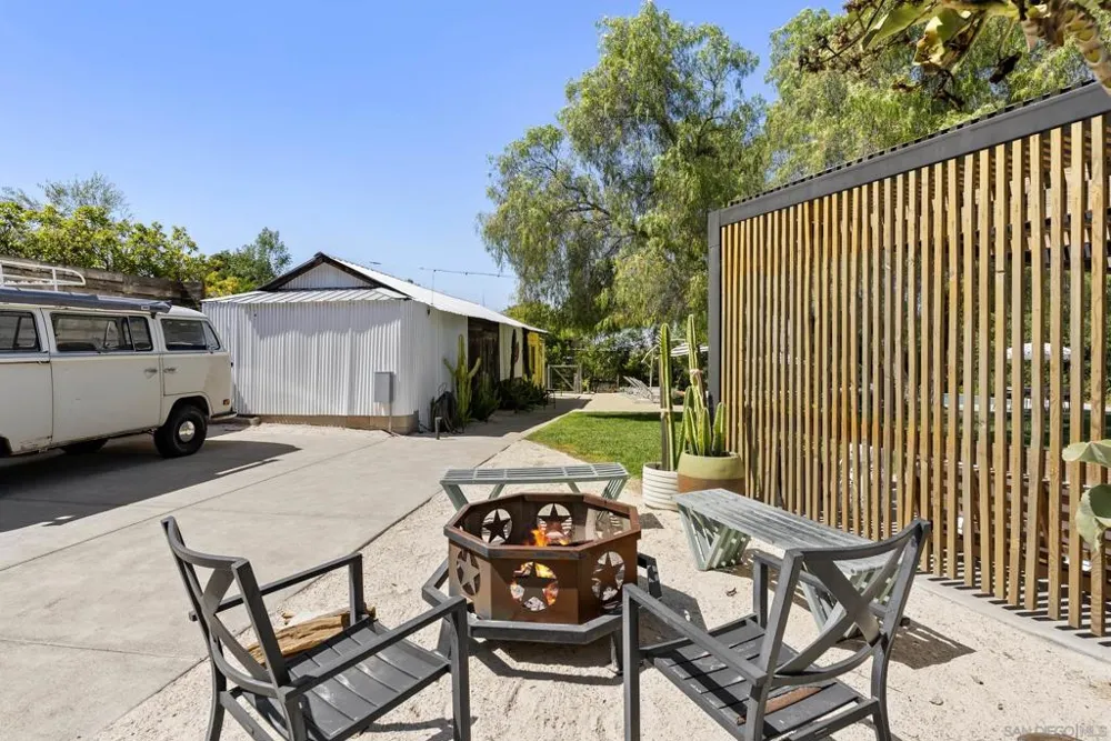 1326 Alta Vista Dr Vista, CA 92084
