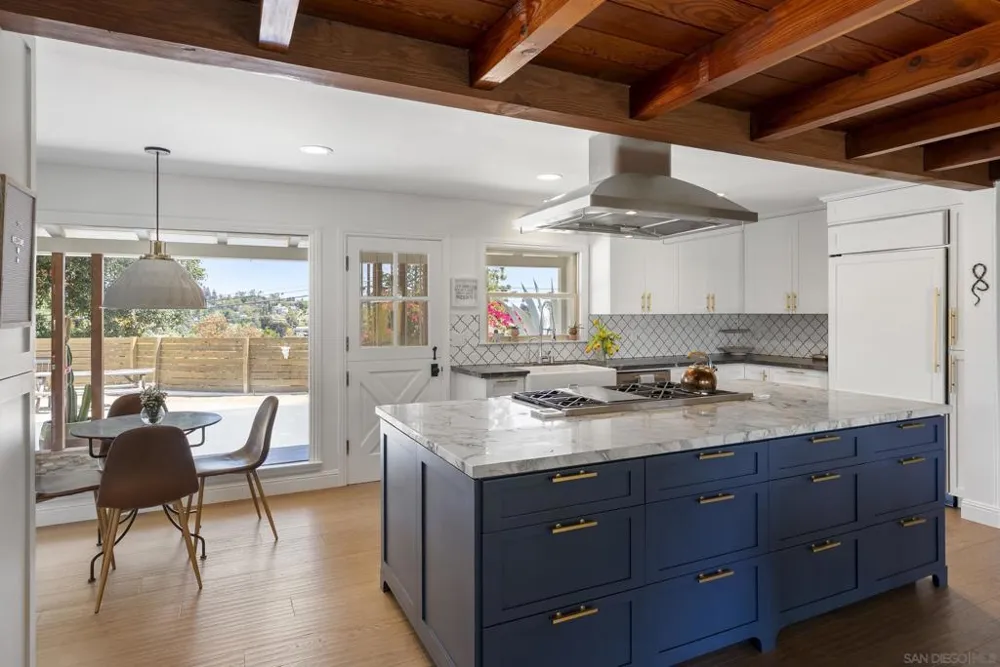 1326 Alta Vista Dr Vista, CA 92084