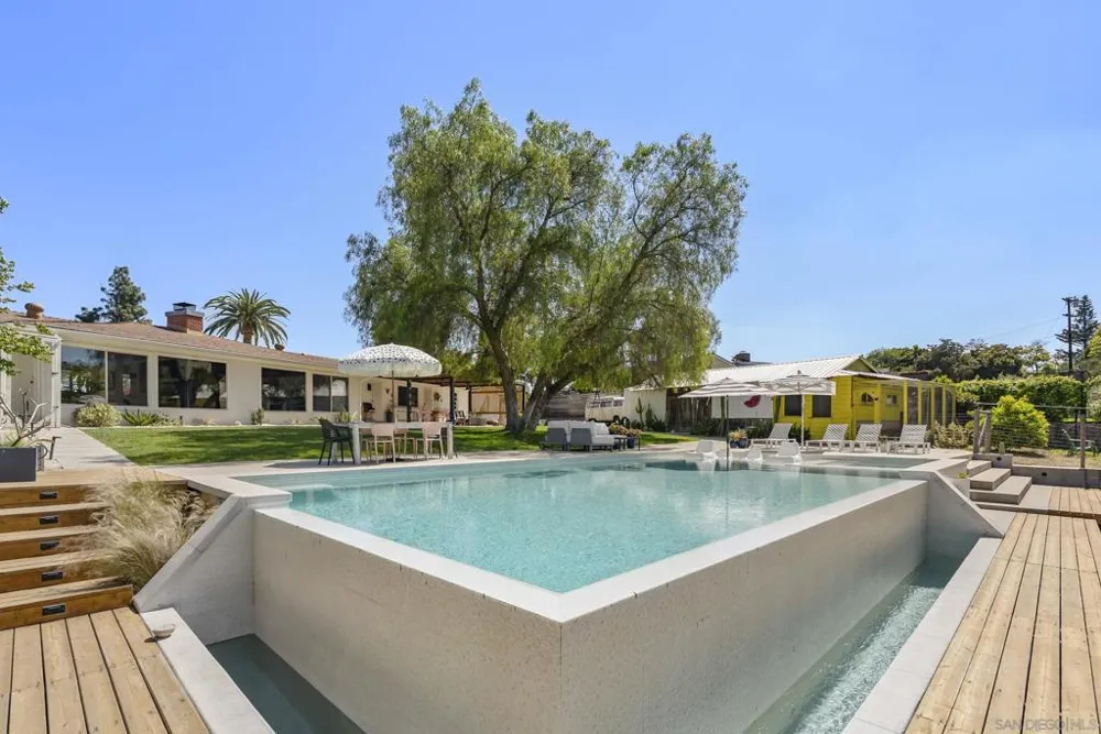 1326 Alta Vista Dr Vista, CA 92084