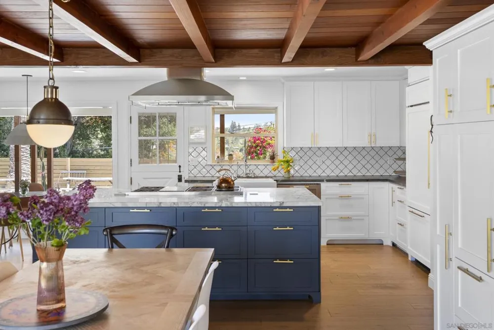 1326 Alta Vista Dr Vista, CA 92084