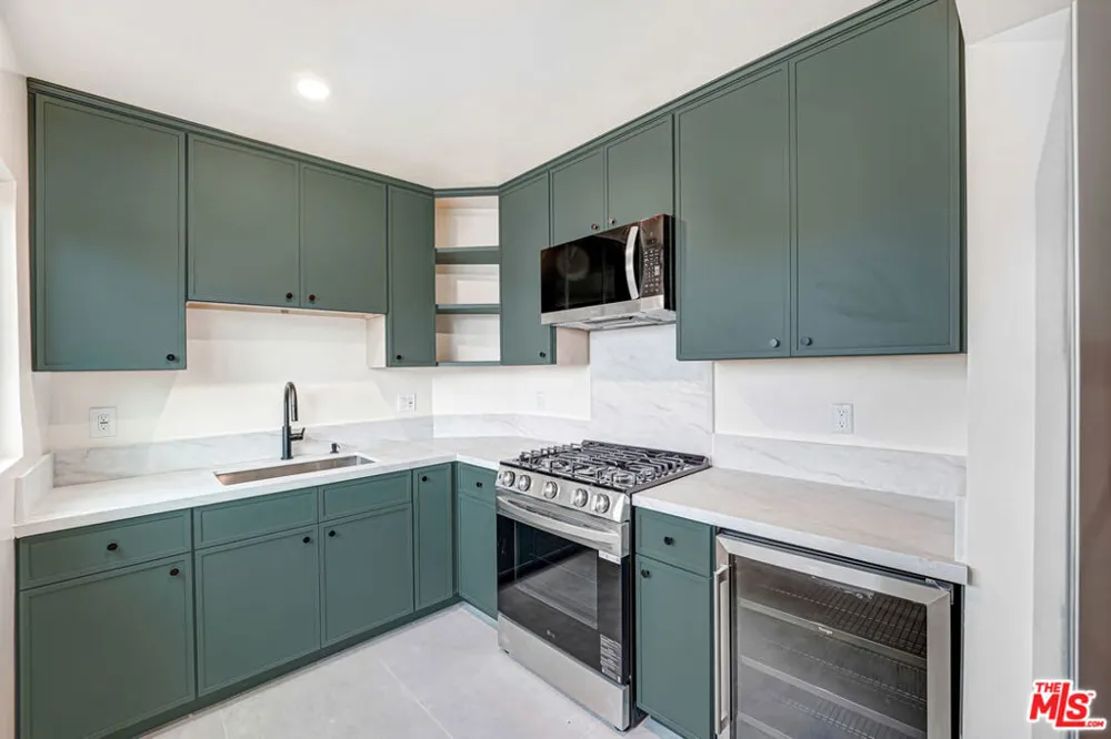 16185 W Sunset Blvd #1 Pacific Palisades, CA 90272