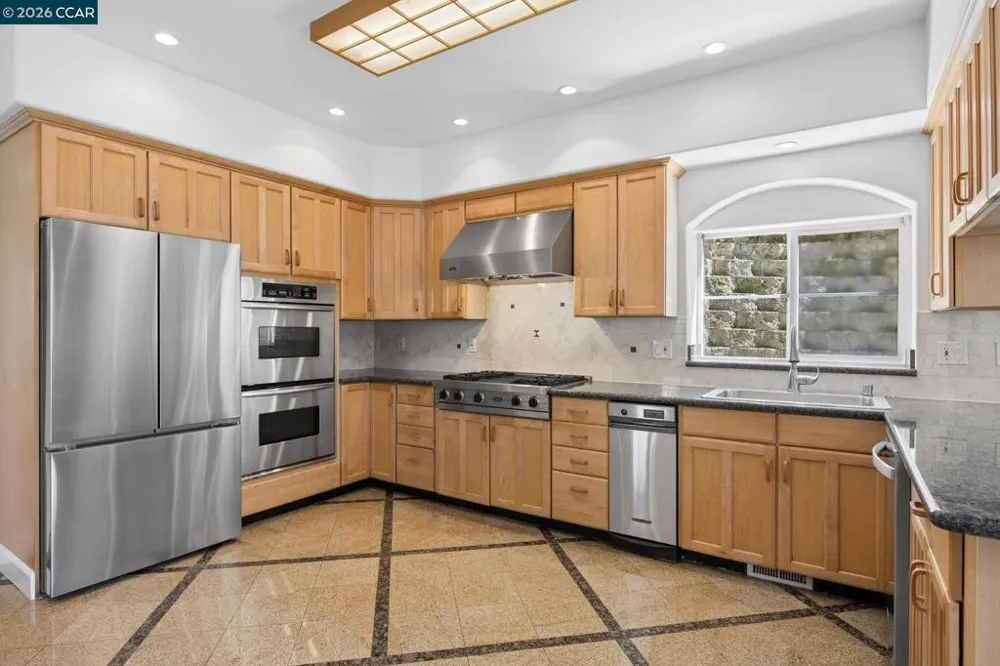 5535 Moraga Ave Oakland, CA 94611