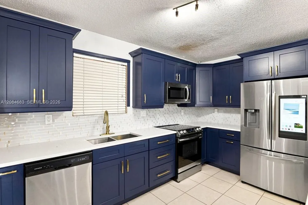 471 Ives Dairy Rd #202-3 Miami, FL 33179