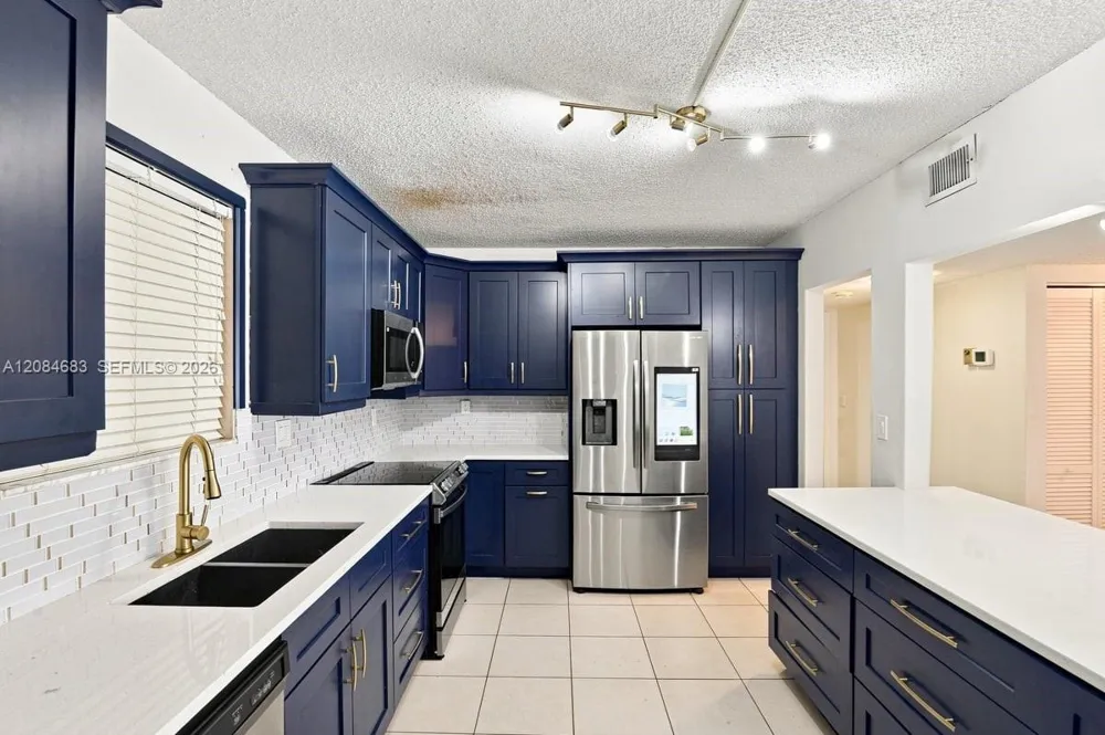 471 Ives Dairy Rd #202-3 Miami, FL 33179