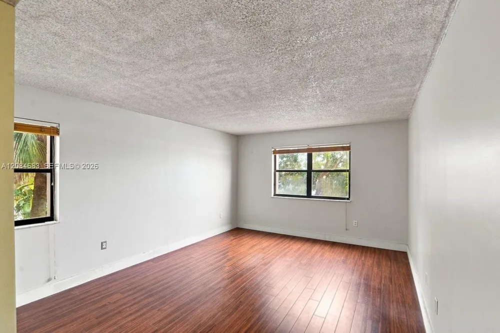 471 Ives Dairy Rd #202-3 Miami, FL 33179
