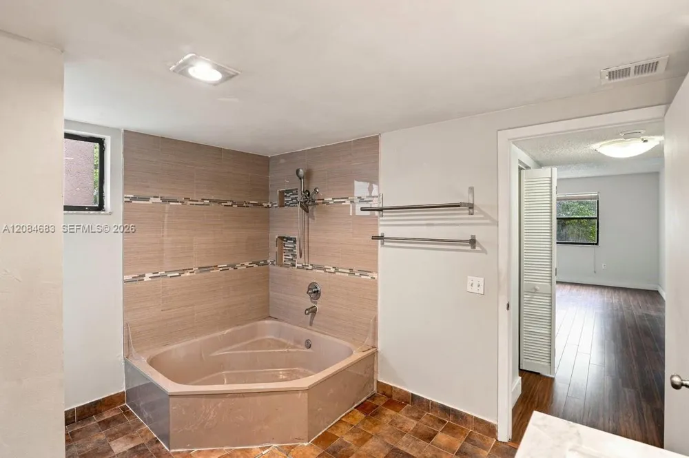 471 Ives Dairy Rd #202-3 Miami, FL 33179
