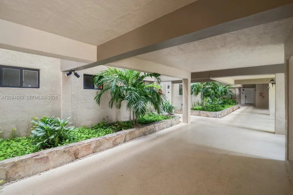 471 Ives Dairy Rd #202-3 Miami, FL 33179