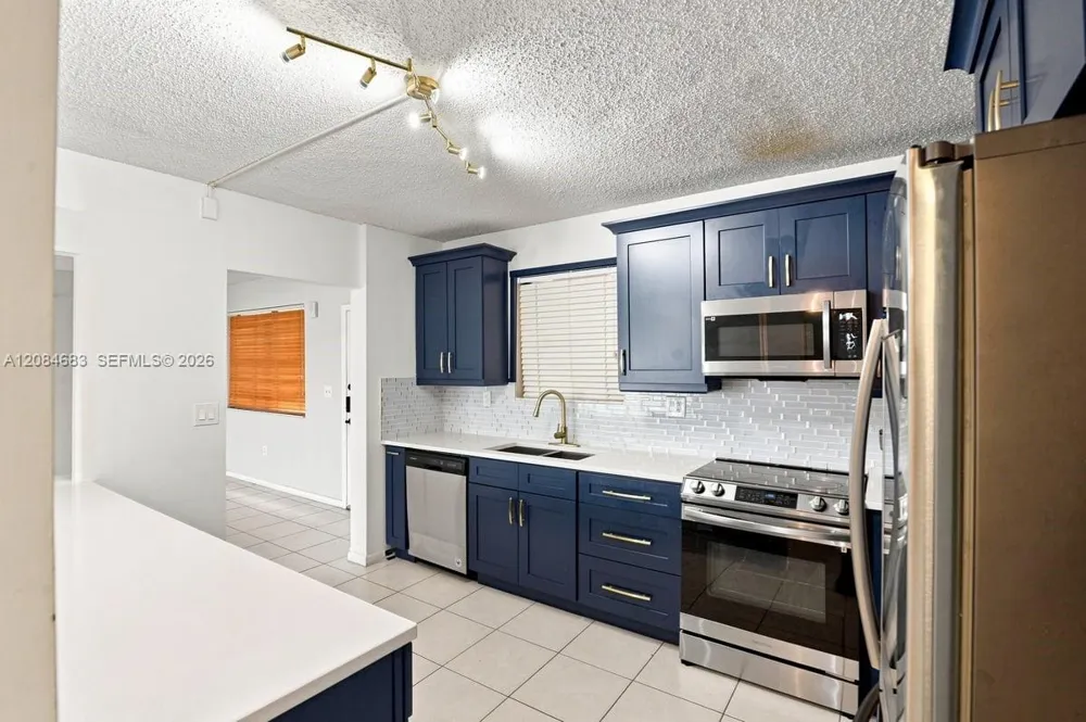 471 Ives Dairy Rd #202-3 Miami, FL 33179