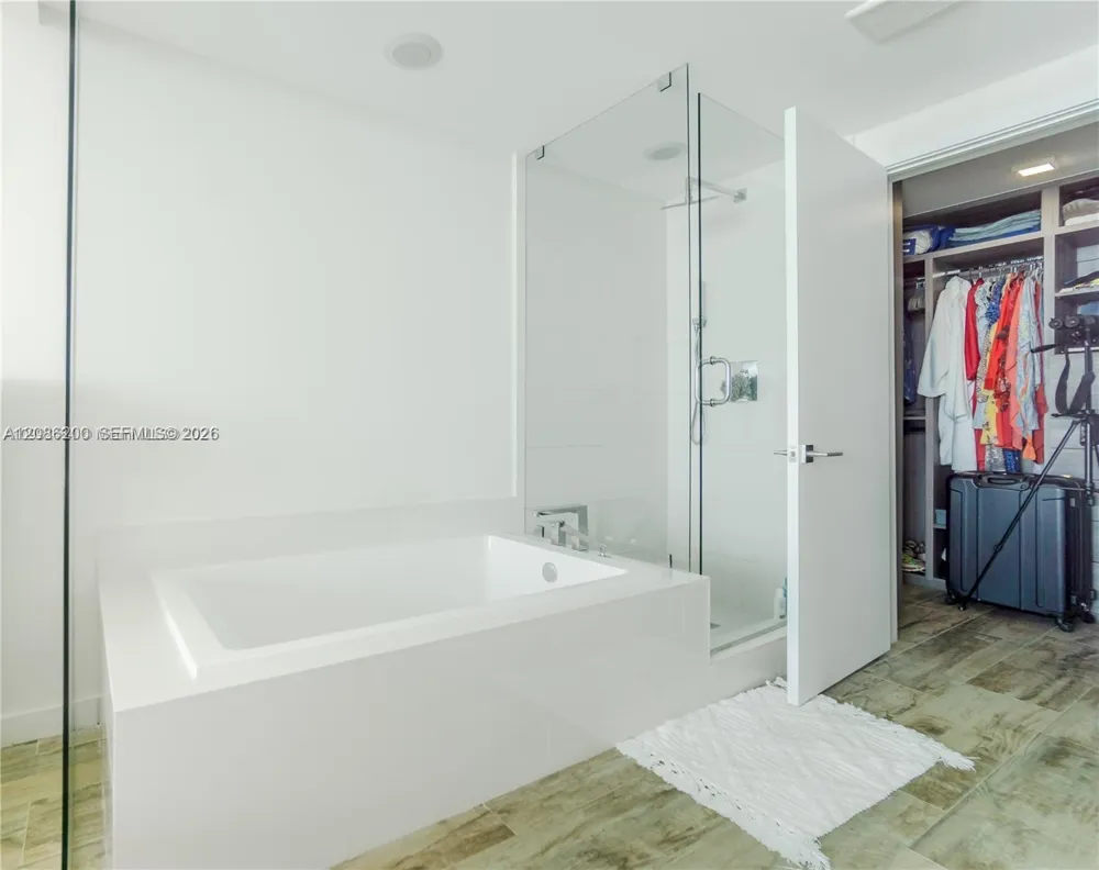 650 NE 32nd St #4402 Miami, FL 33137