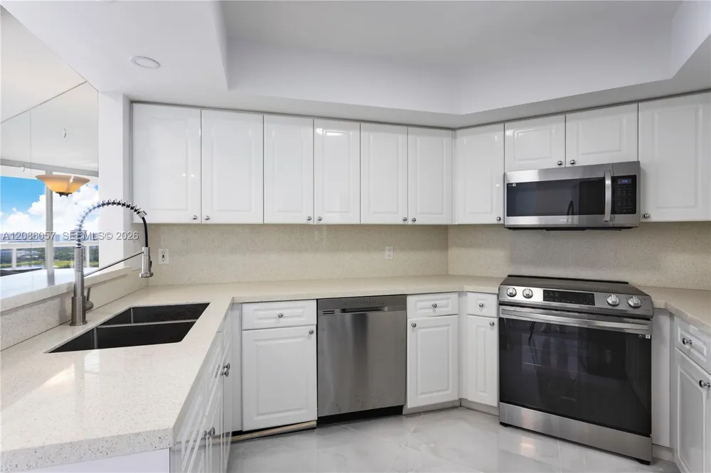 1800 Sunset Harbour Dr #2215 Miami Beach, FL 33139