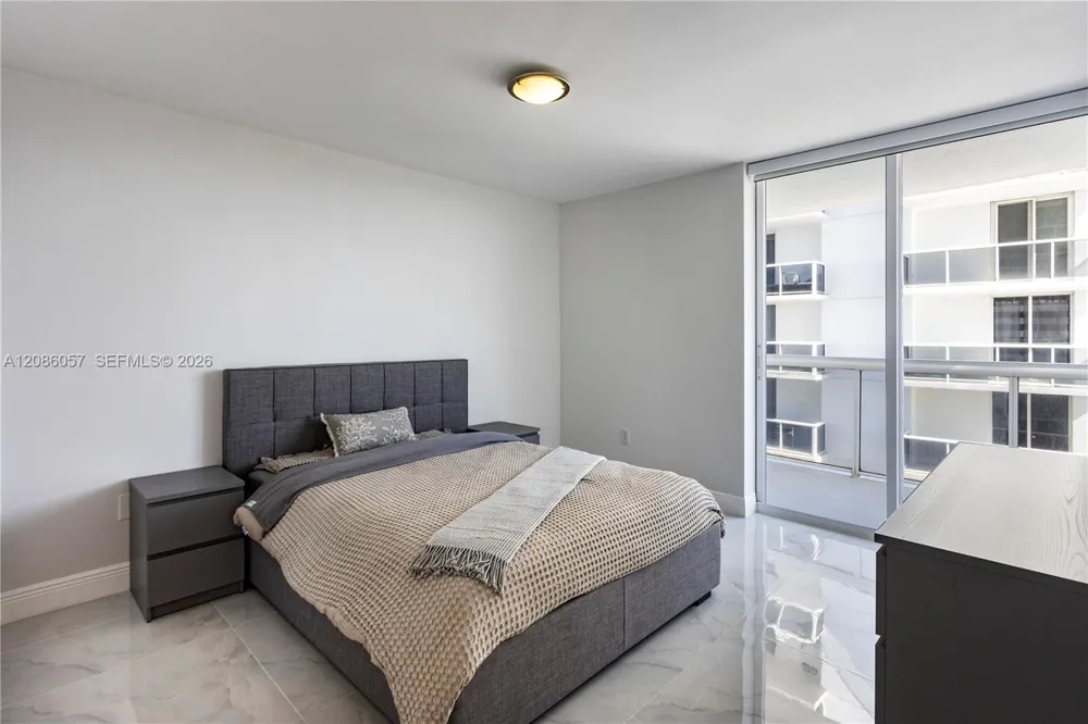 1800 Sunset Harbour Dr #2215 Miami Beach, FL 33139