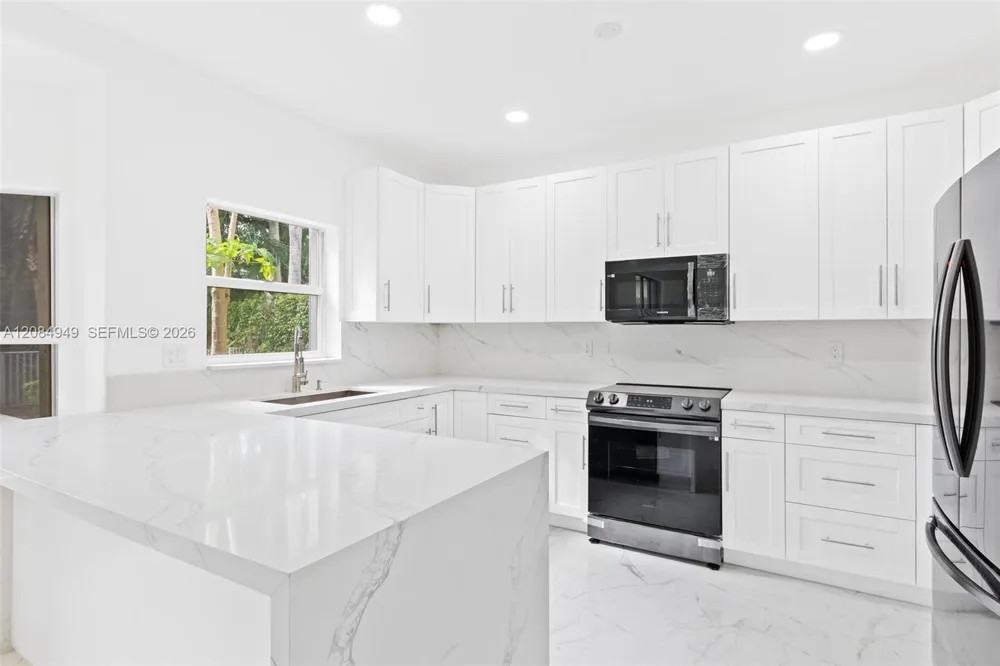 15842 SW 14th St Pembroke Pines, FL 33027