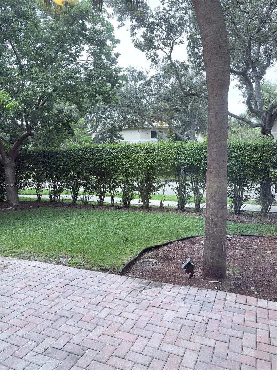 2297 NW 171st Ter Pembroke Pines, FL 33028