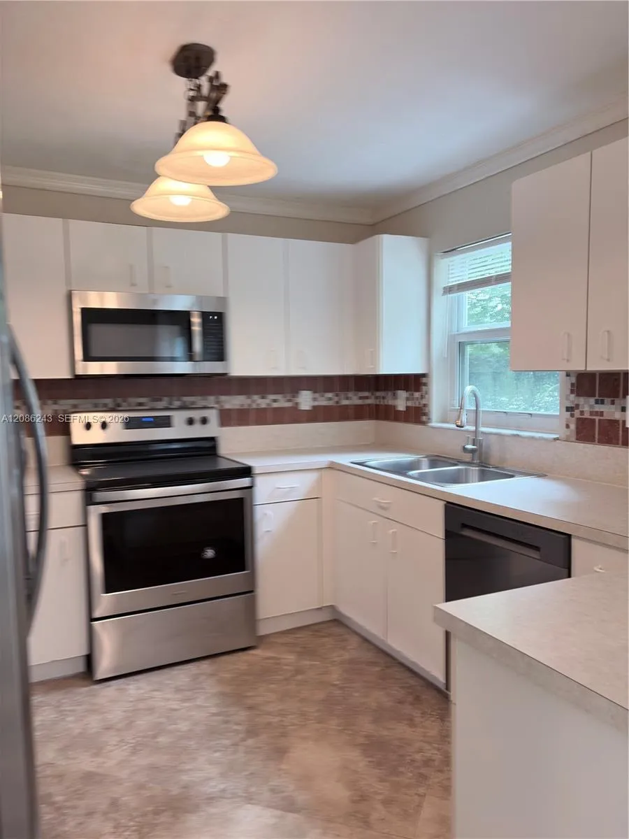 2297 NW 171st Ter Pembroke Pines, FL 33028