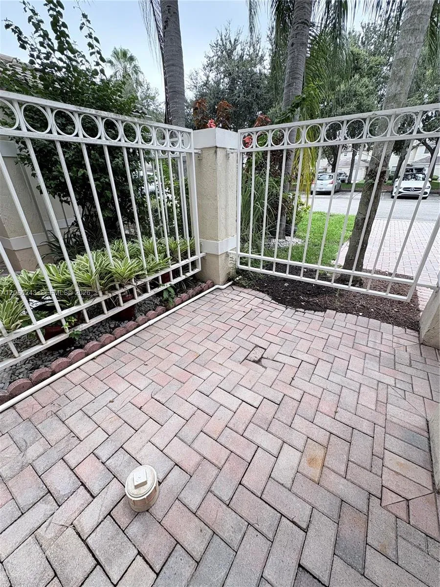 2297 NW 171st Ter Pembroke Pines, FL 33028
