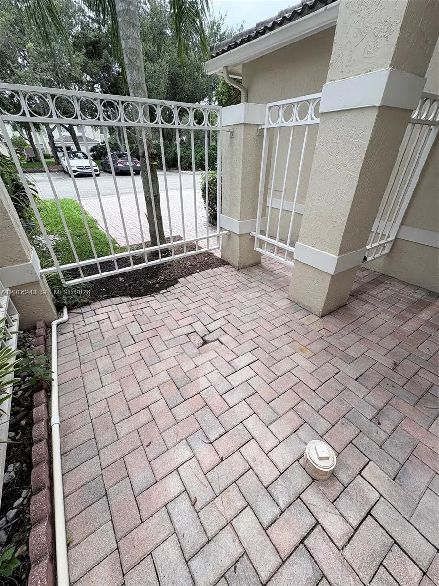 2297 NW 171st Ter Pembroke Pines, FL 33028