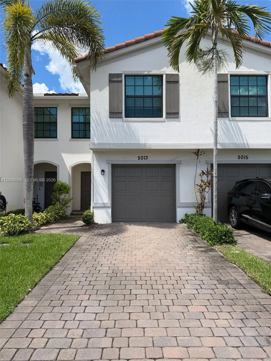 5013 Woods Edge Cir Riviera Beach, FL 33410