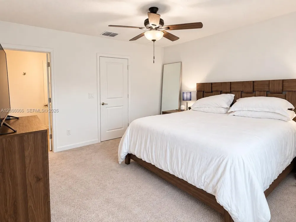 5013 Woods Edge Cir Riviera Beach, FL 33410