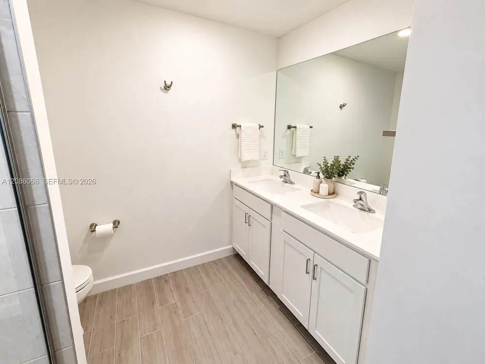 5013 Woods Edge Cir Riviera Beach, FL 33410