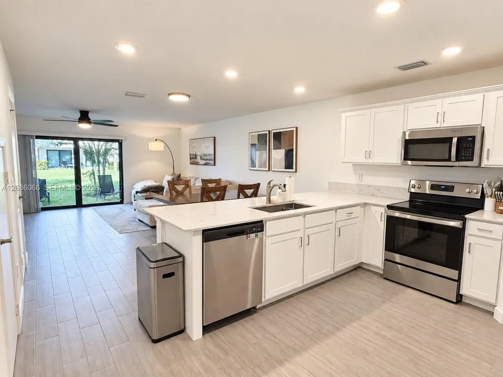 5013 Woods Edge Cir Riviera Beach, FL 33410