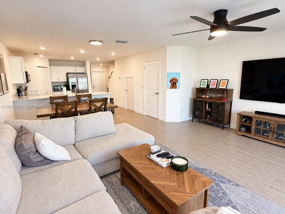 5013 Woods Edge Cir Riviera Beach, FL 33410