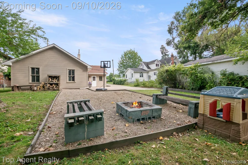 40695 Moravian Drive Clinton Charter Township, MI 48036