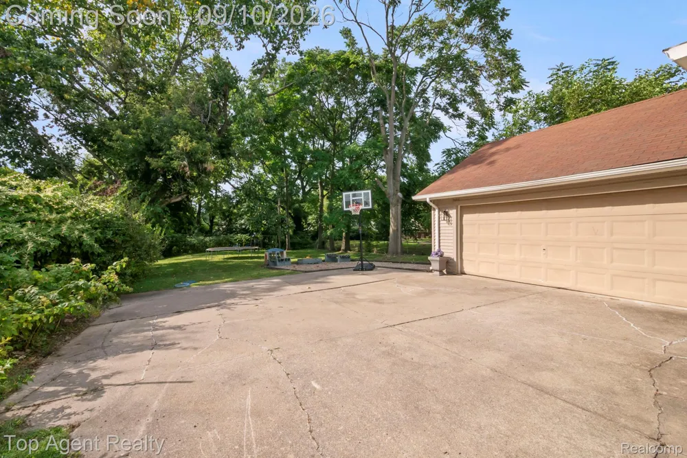 40695 Moravian Drive Clinton Charter Township, MI 48036