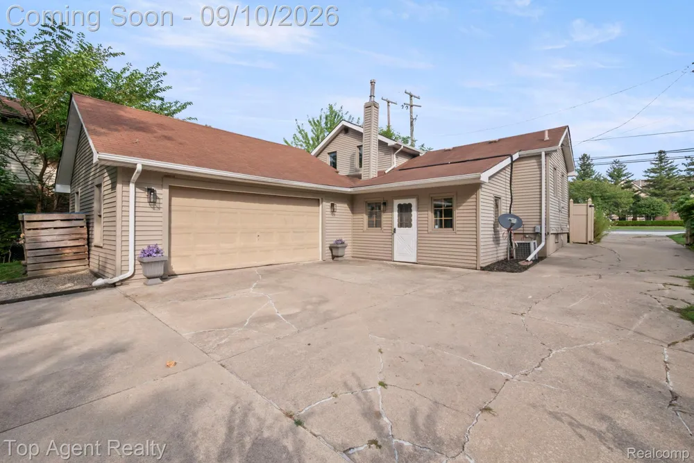 40695 Moravian Drive Clinton Charter Township, MI 48036
