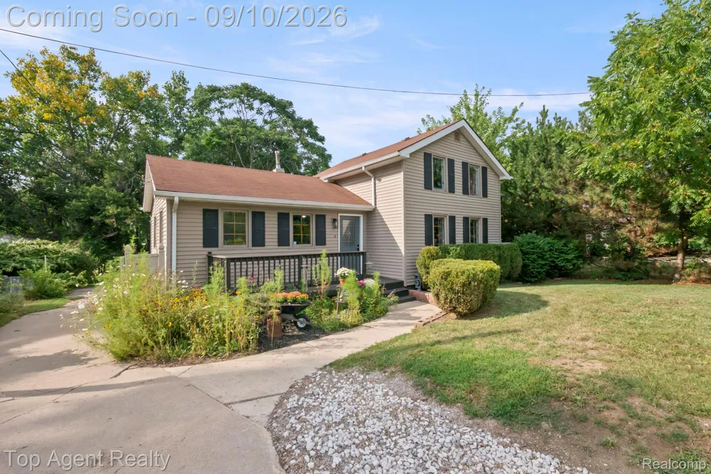 40695 Moravian Drive Clinton Charter Township, MI 48036