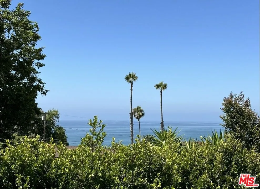 327 Grenola Street Pacific Palisades, CA 90272