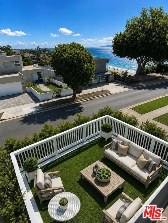 327 Grenola Street Pacific Palisades, CA 90272