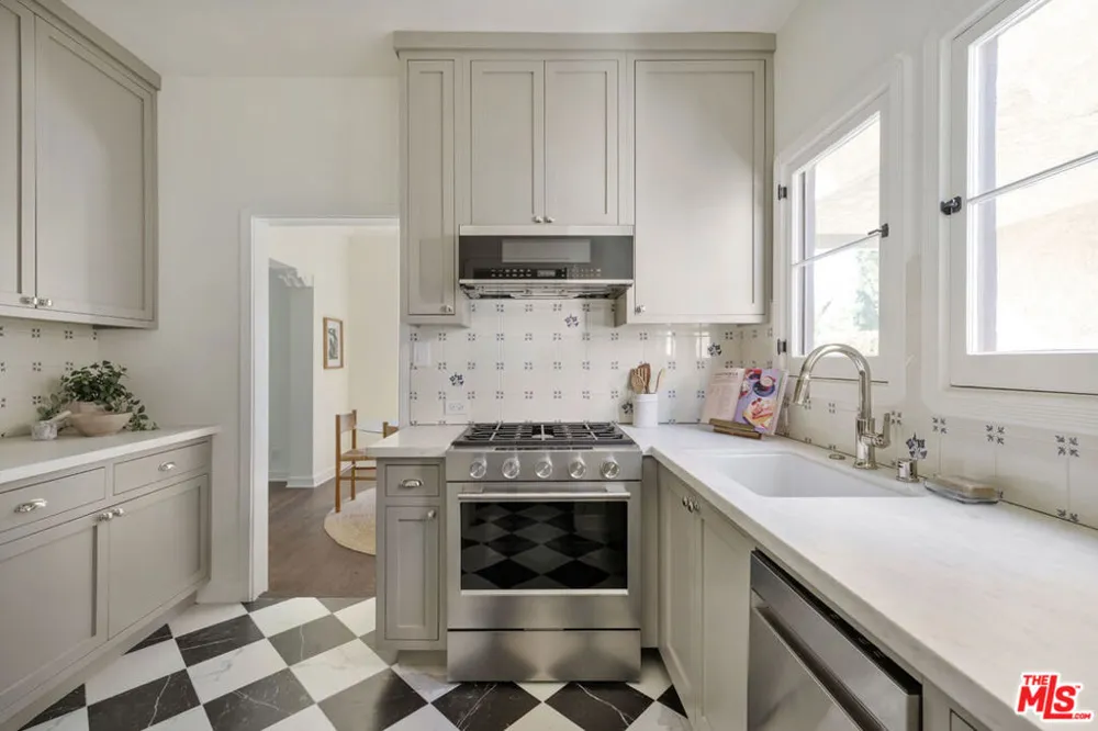 1106 S Cochran Avenue Los Angeles, CA 90019