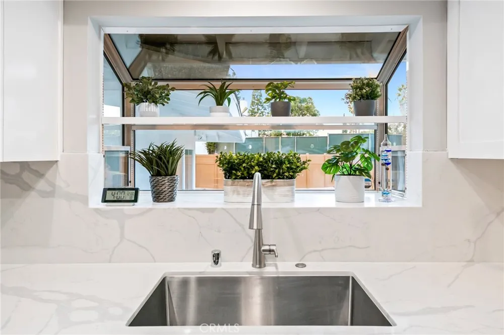 3716 Crownridge Sherman Oaks, CA 91403