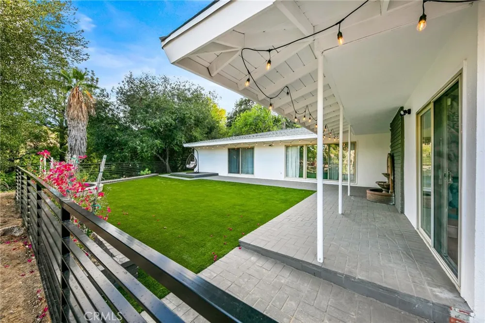 3716 Crownridge Sherman Oaks, CA 91403