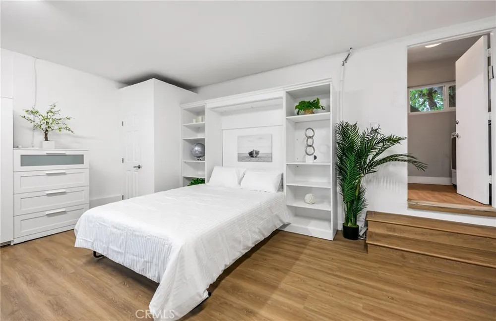 3716 Crownridge Sherman Oaks, CA 91403