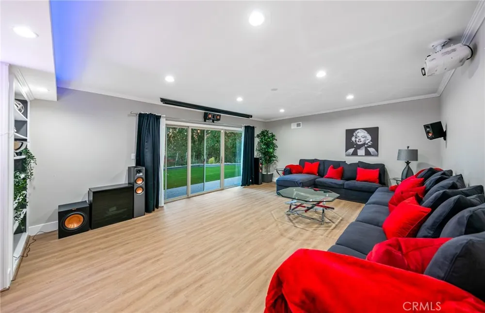 3716 Crownridge Sherman Oaks, CA 91403